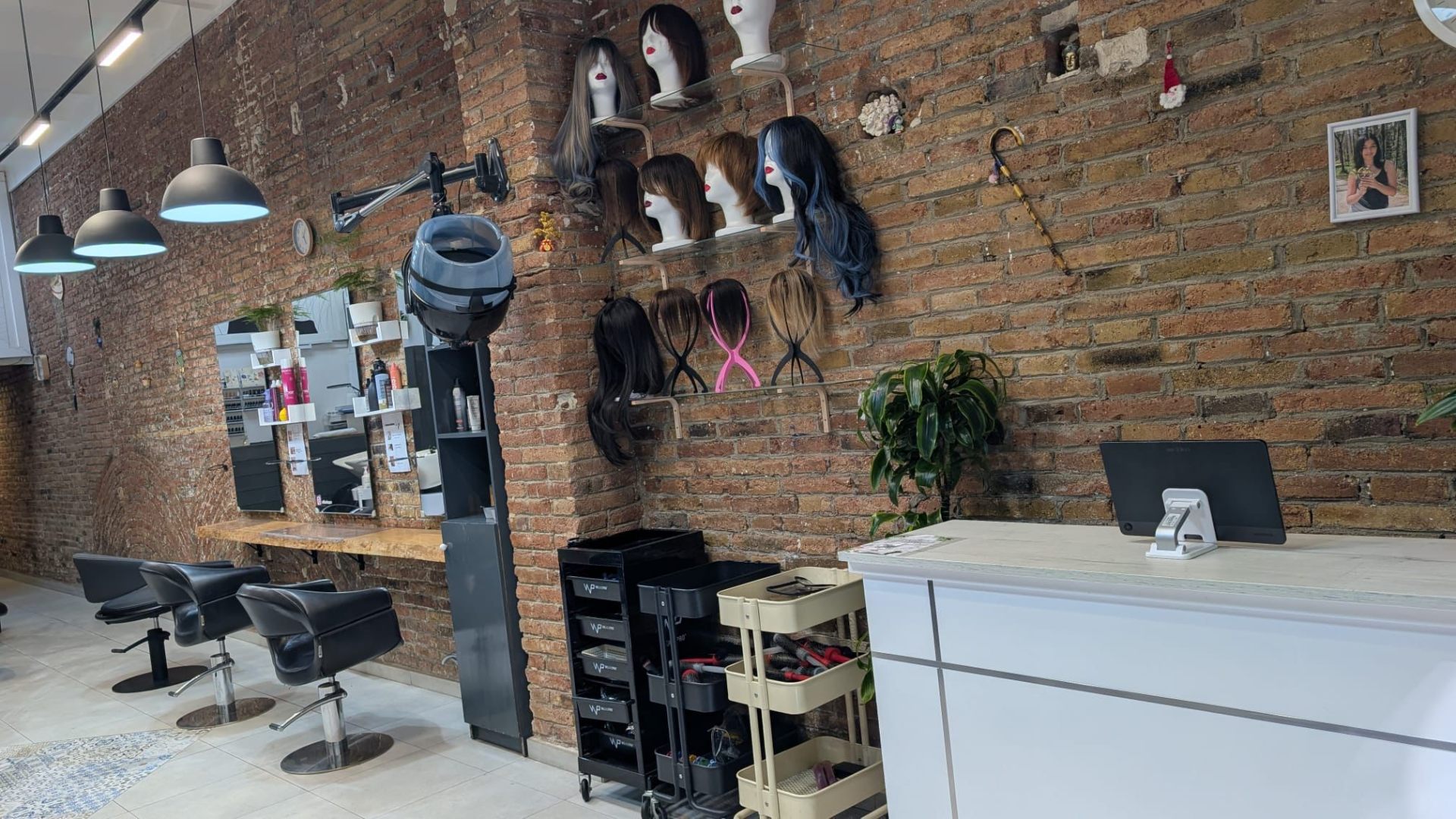 Interior de Efluvi peluquería en Gràcia